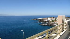 Blick auf das weite blaue Meer bei Puerto Santiago